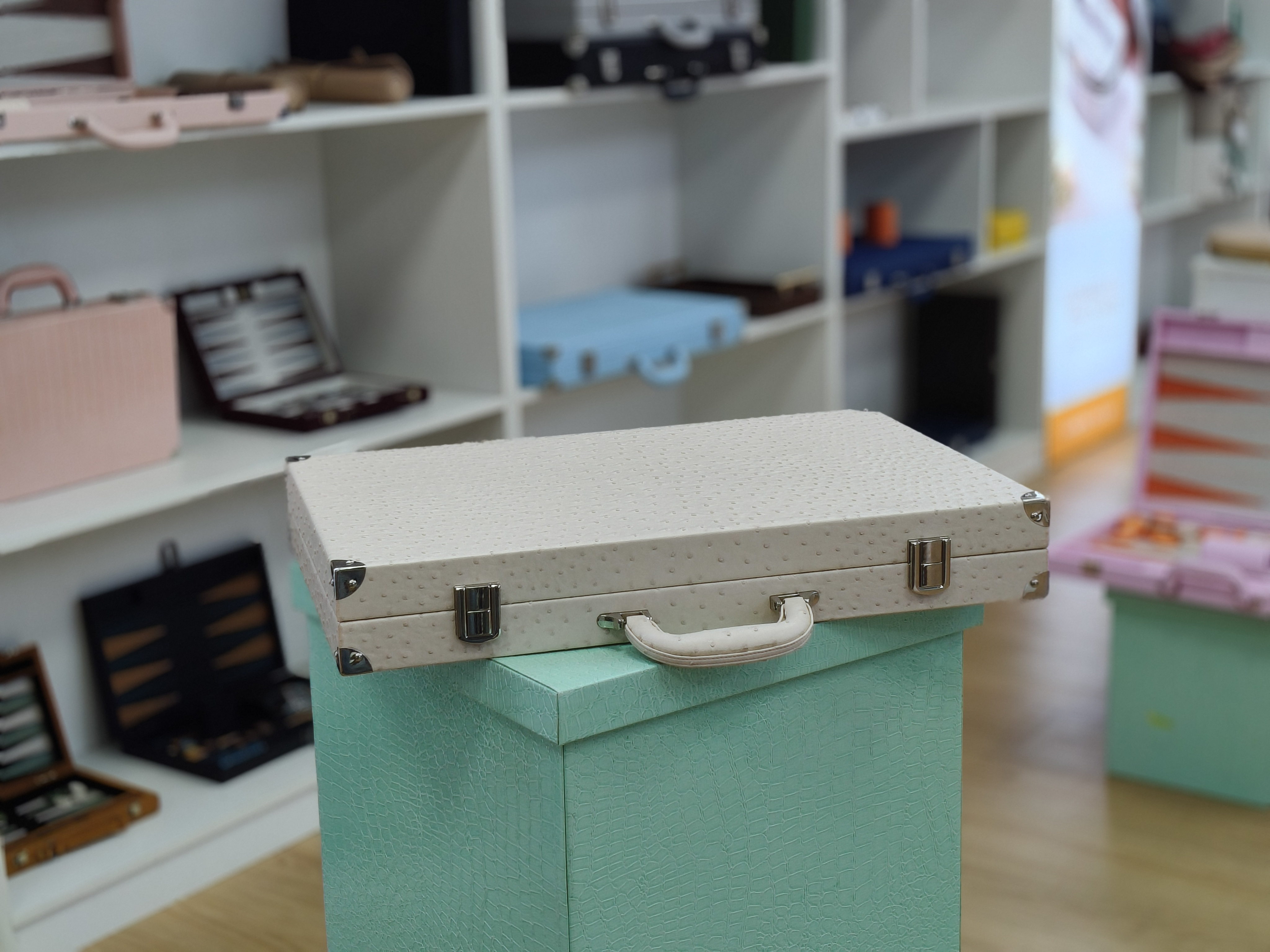 Custom Wholesale Luxury Ostrich Texture Leather Folding Backgammon Set with Dice Cups And Checkers