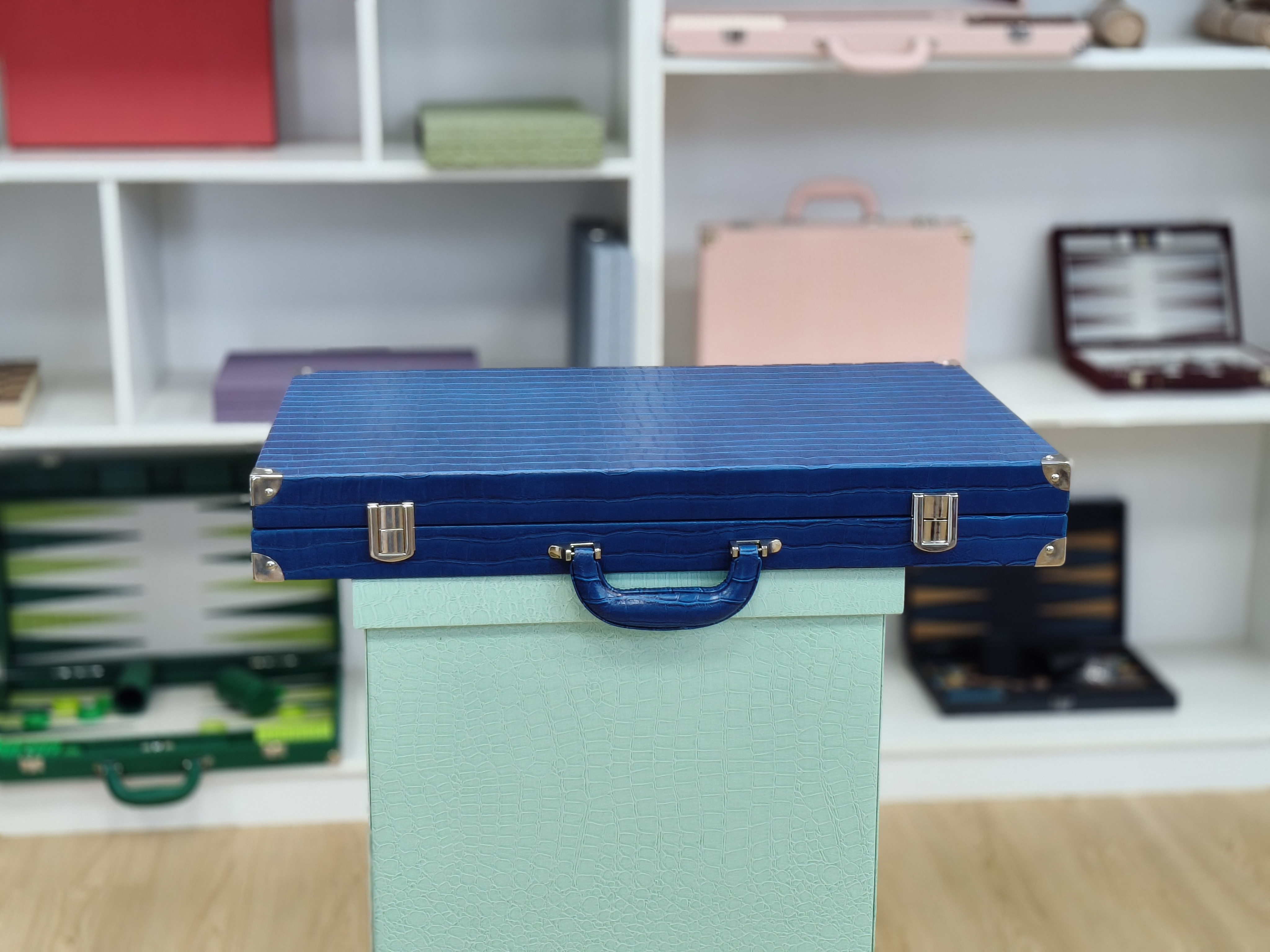 High-end Handcrafted Backgammon Set with Crocodile Texture Leather And Bold Contemporary Color Design