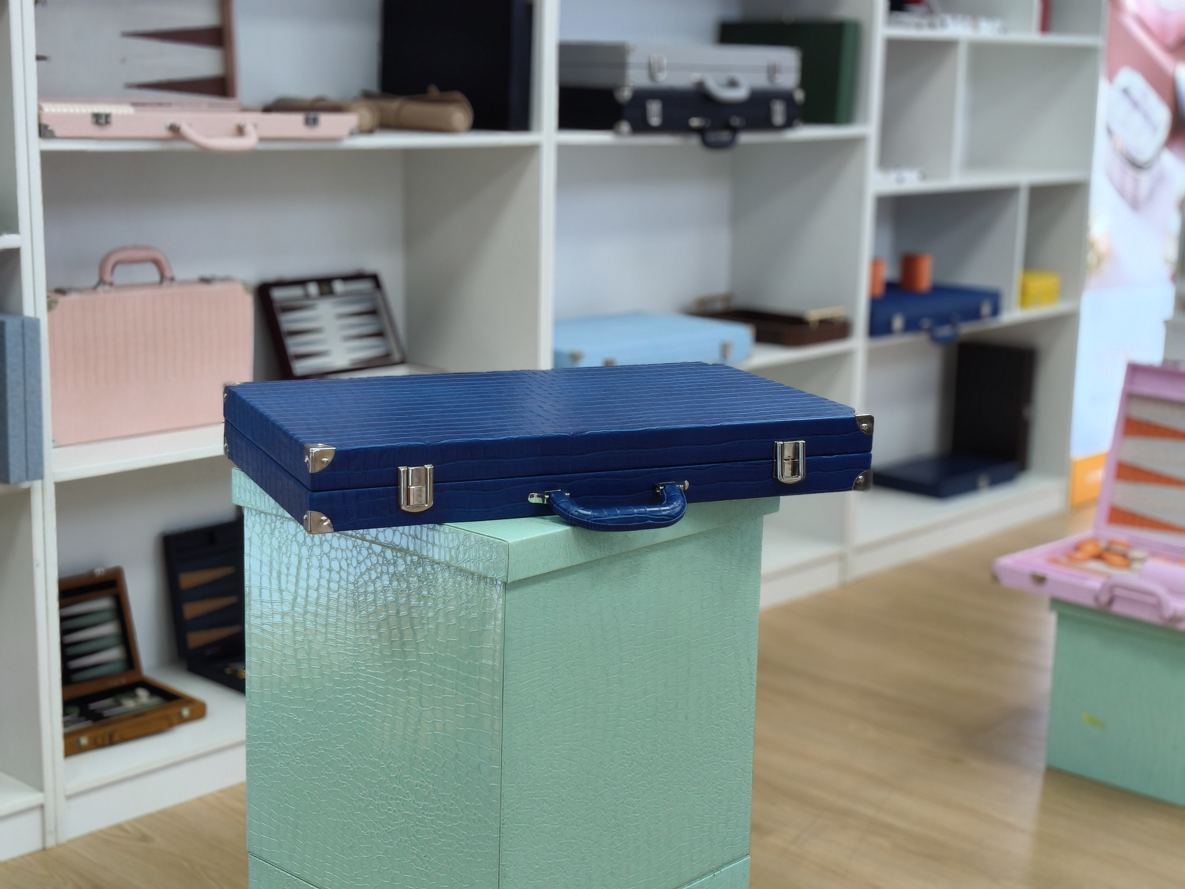 High-end Handcrafted Backgammon Set with Crocodile Texture Leather And Bold Contemporary Color Design