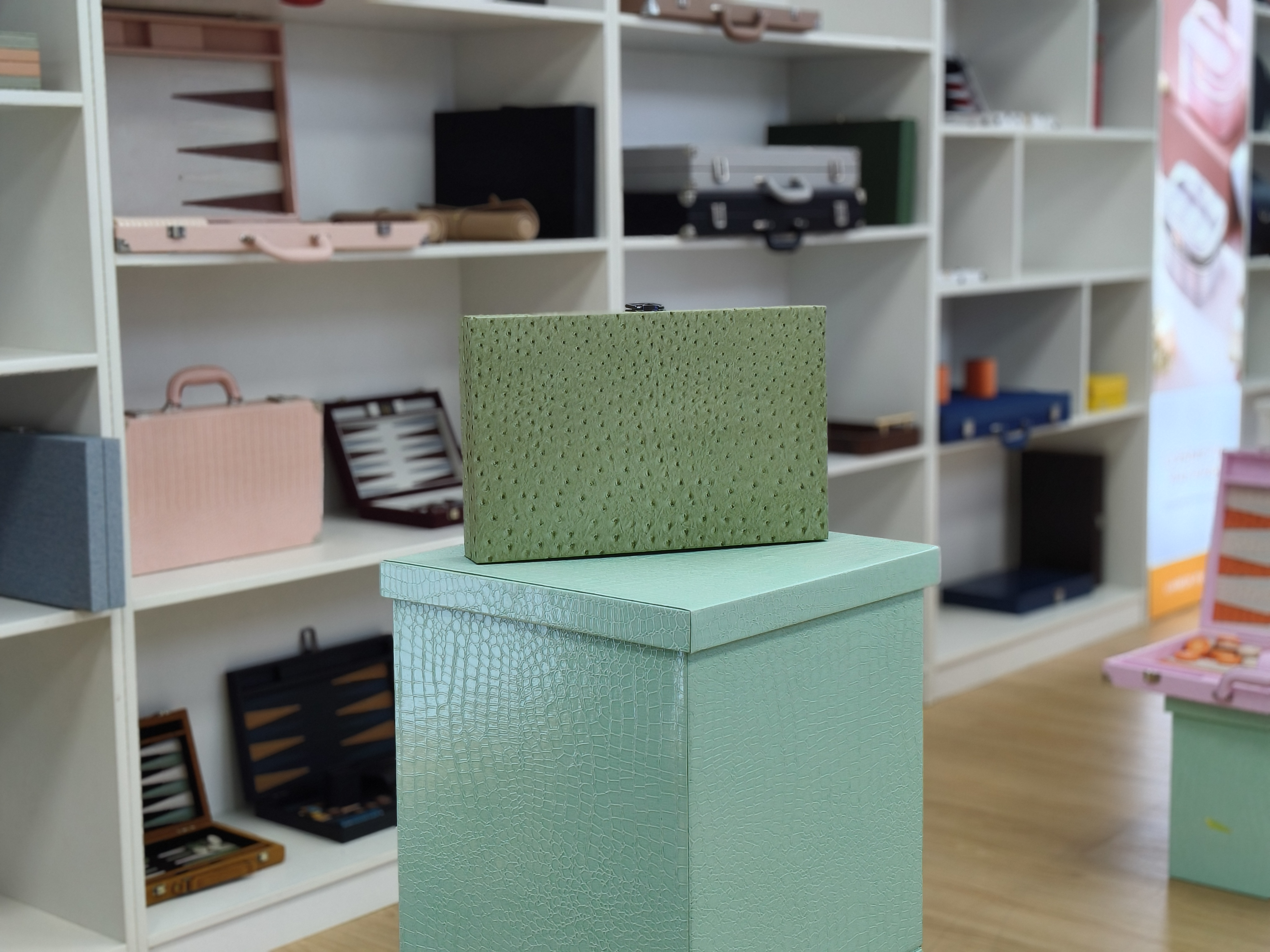 Premium Ostrich Texture PU Leather Backgammon Suitcase Set Designed for Travel, Collectors And Luxury Board Game Retailers.