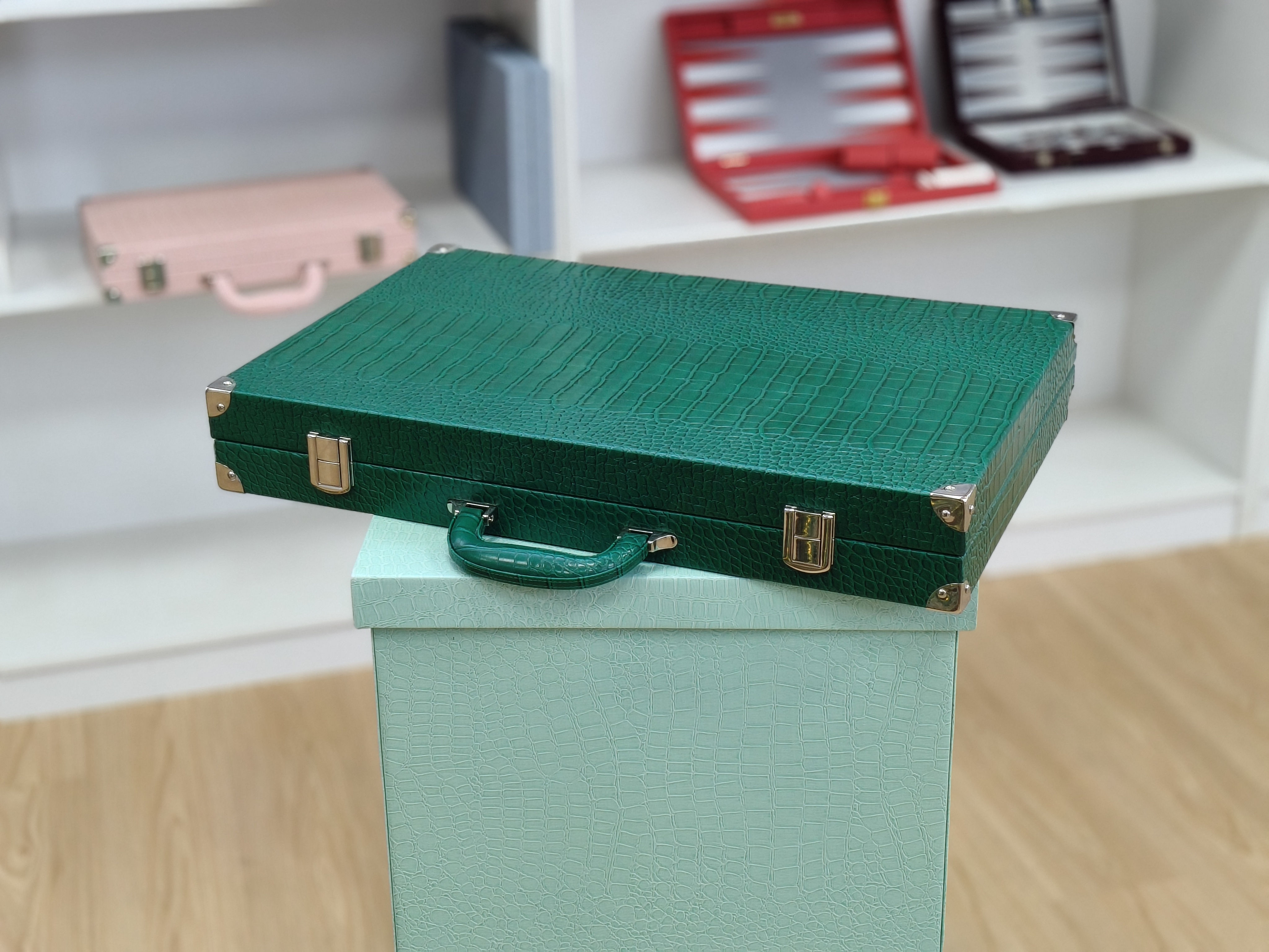 Premium Green PU Leather Backgammon Set – Suitcase Style Travel Board Game with Dice Cups