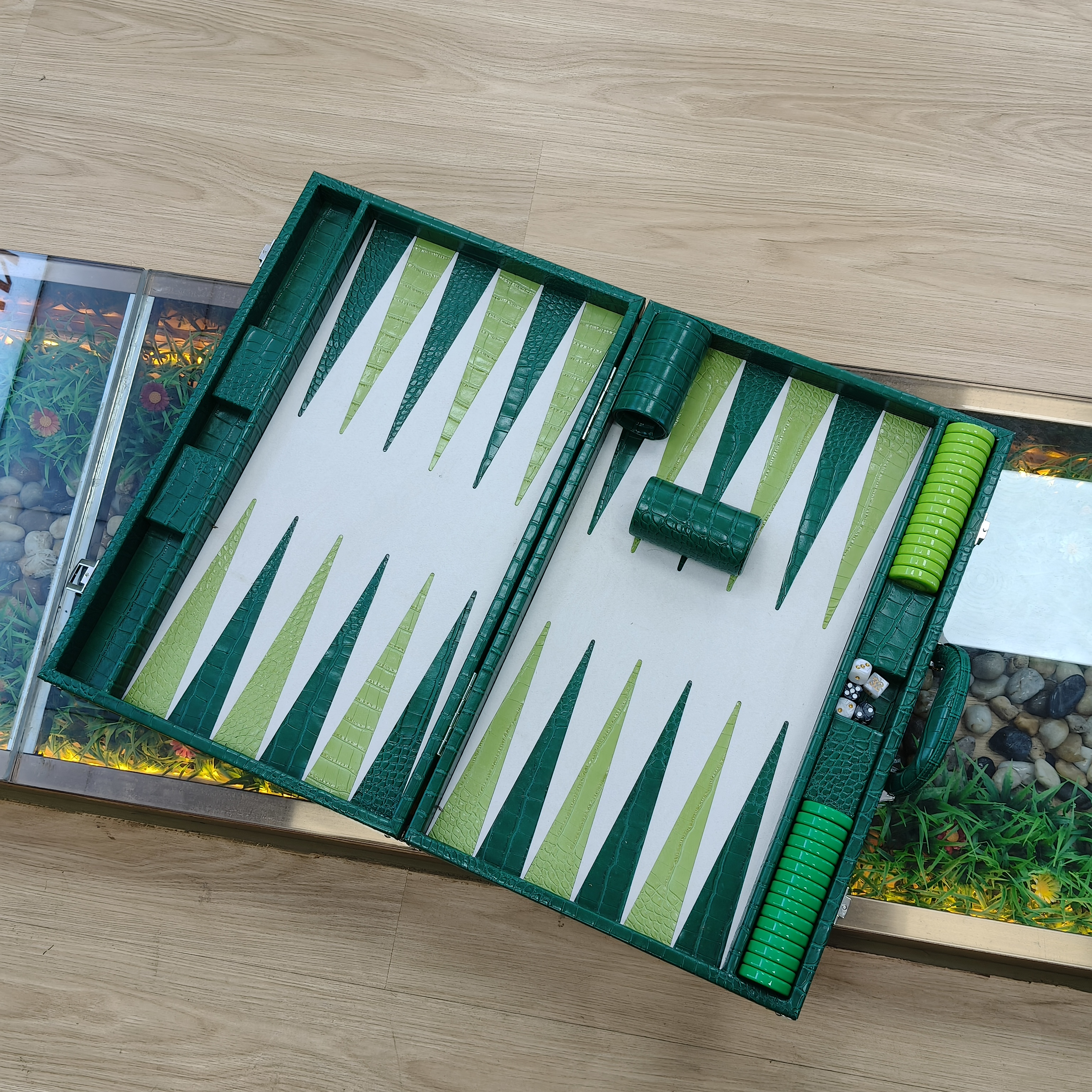 Premium Green PU Leather Backgammon Set – Suitcase Style Travel Board Game with Dice Cups