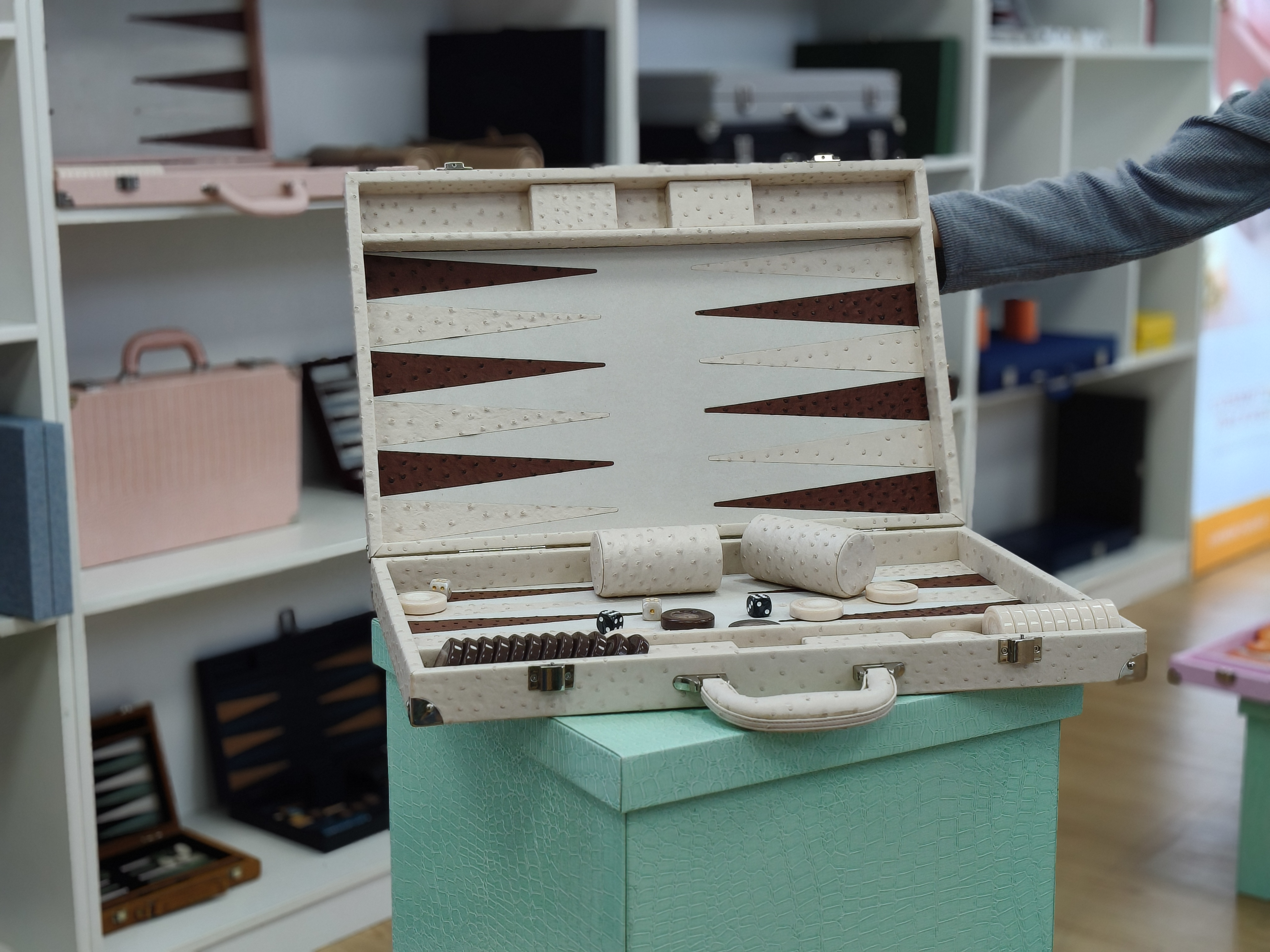 Custom Wholesale Luxury Ostrich Texture Leather Folding Backgammon Set with Dice Cups And Checkers